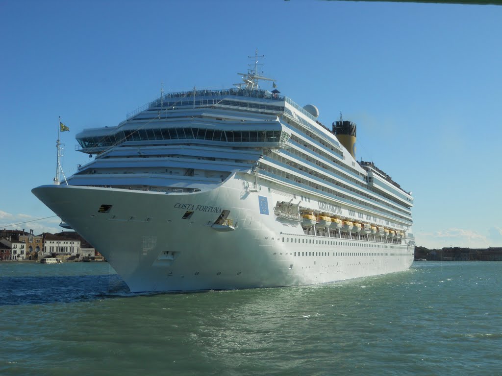 Costa Fortuna a Venezia by Michele Lazzarini