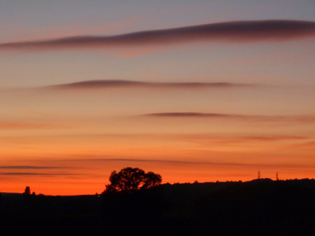 Nuages millefeuilles sur lit orangé by Evelyne BENDOTTI-BOR…