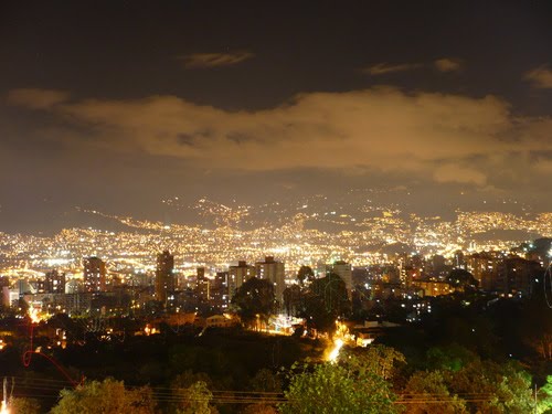 Medellin nocturno desde el Tesoro by Alejandro Castaño