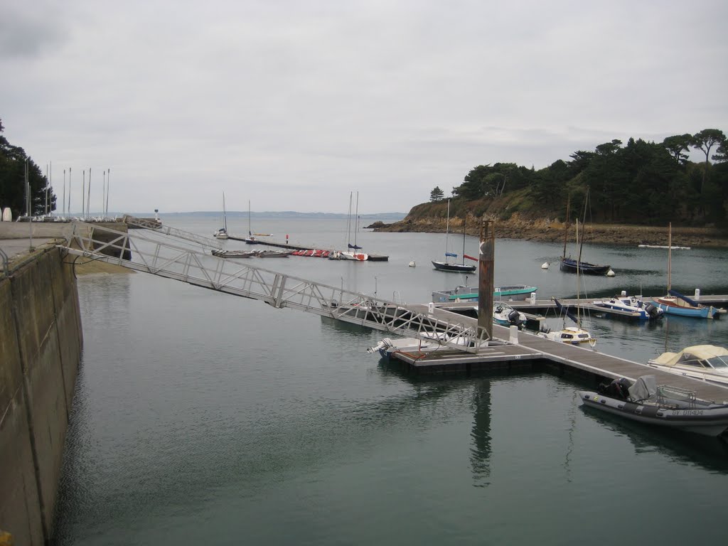 L'entrée du port de TREBOUL (Finistère). by GEORGES ENGUEHARD