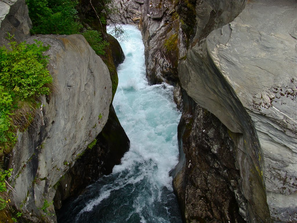 The river in the gorge near the town of Gudbrandsjuvet by Jurij Guseinov