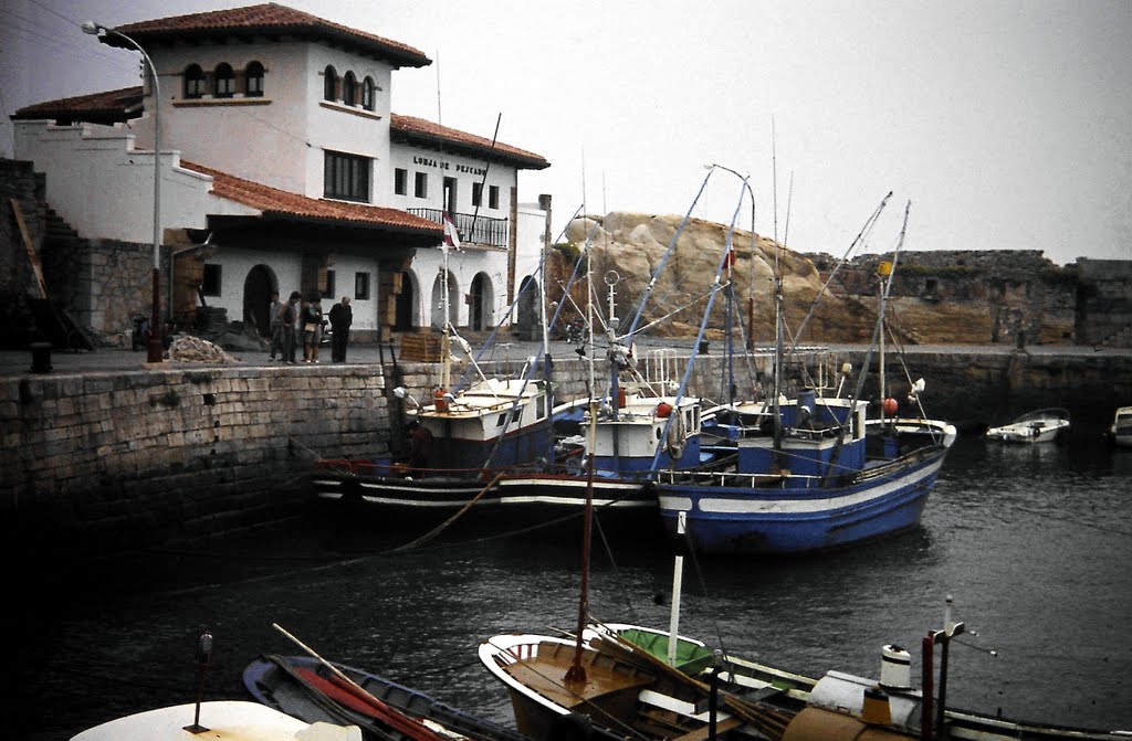 Lonja de Pescado y muelle de Comillas en 1980 by José Manuel López Pé…