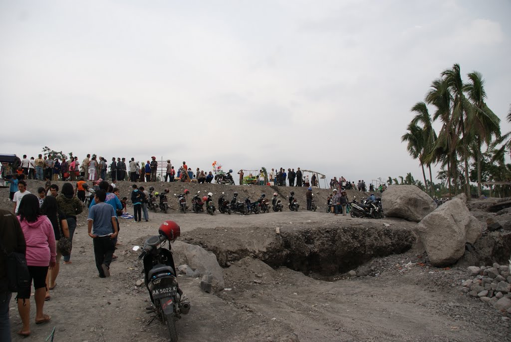 Ramptoerisme na de uitbarsting van de Merapi - Java by Peter Epping