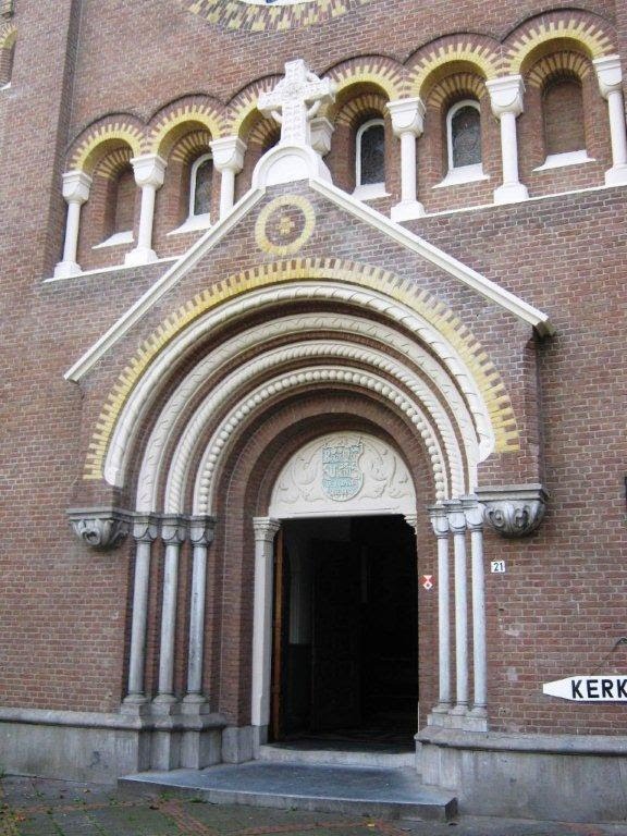 R.K.Kerk O.L.V.van Altijddurende Bijstand, hoofdportaal. by Rene1971