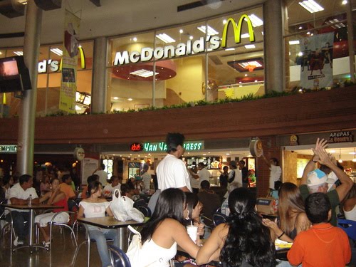 Feria de Comida Sambil (Mcdonals) by Bernardo B.