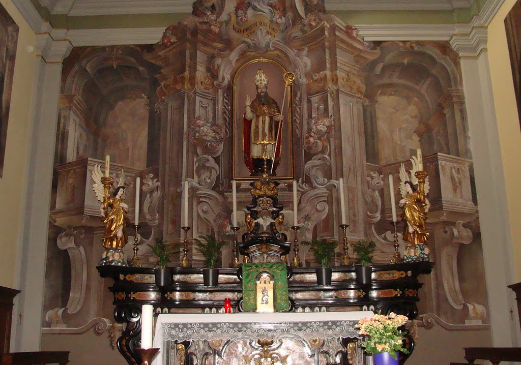 Centovalli Intragna Ortskirche Altarraum mit der St. Gotthard-Statue by Contessa