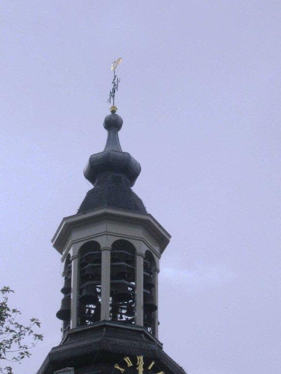 R.K.Kerk Johannes de Doper, carillons en kruis op toren. by Rene1971