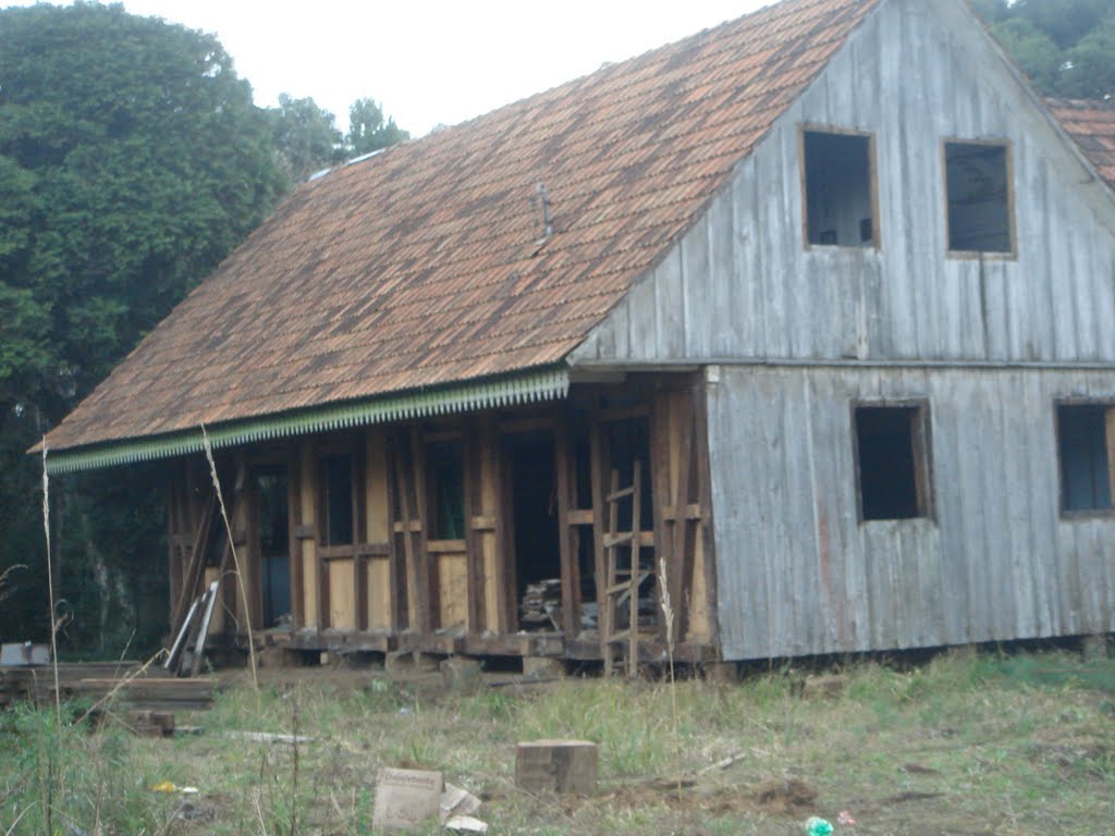 1. Casa de Valdemar Stroka sendo desmontada. Hoje está na Praça central de Itaiópolis SC. (em 26° 20' 21.68" S 49° 54' 26.34" W ). by mlolenik-c60