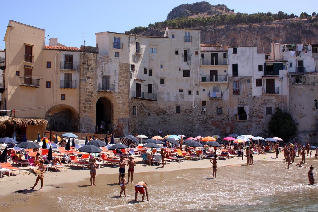 Cefalu, beach by Henk Maurer