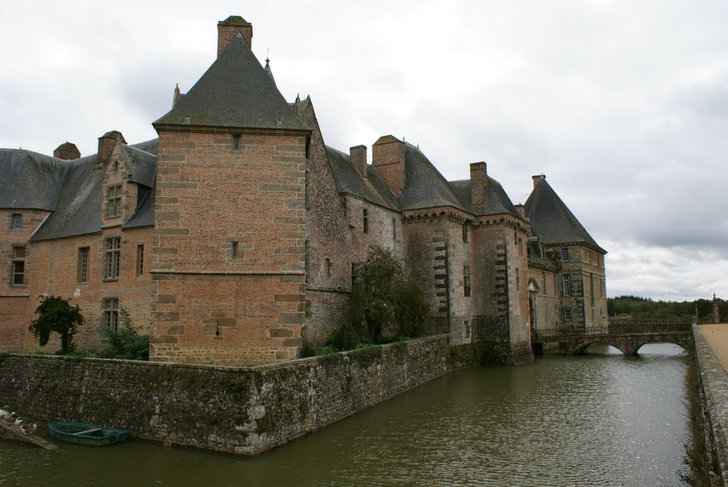 Douves du Château de Carrouges by Bernard DUPONT