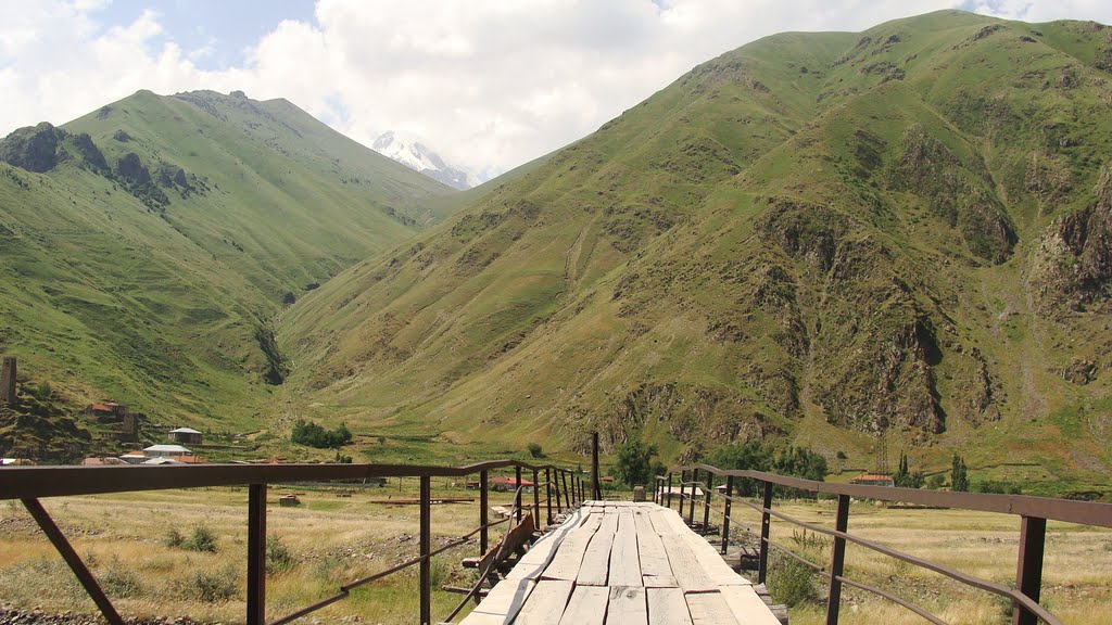 Pansheti and Mt Kazbek by Uuumberto