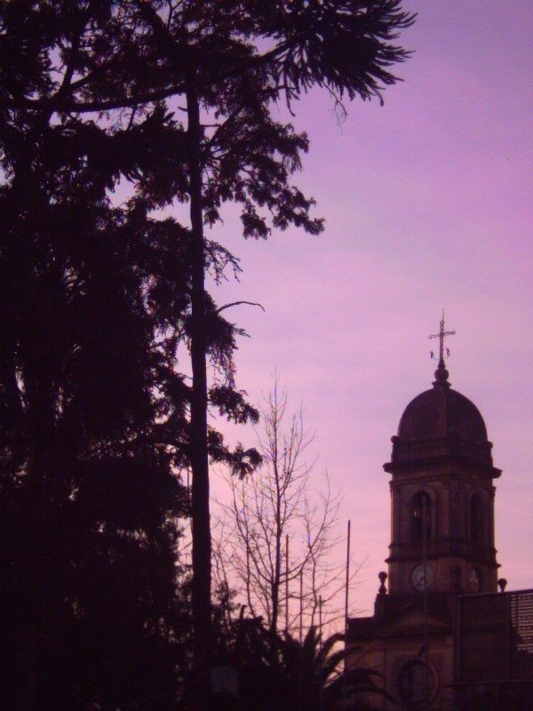 Iglesia Matriz, frente a Plaza Artigas, atardecer by Gustavo T