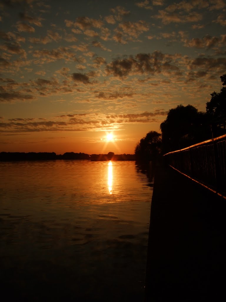 Radtour 2009- Torgau - Sonnenuntergang am "Strandbad" by Devilynn