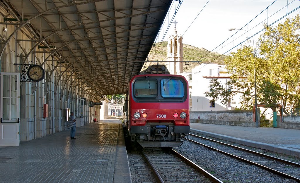 Portbou: Estació, part d'ample europeo amb tren francès by salvador soler vilav…