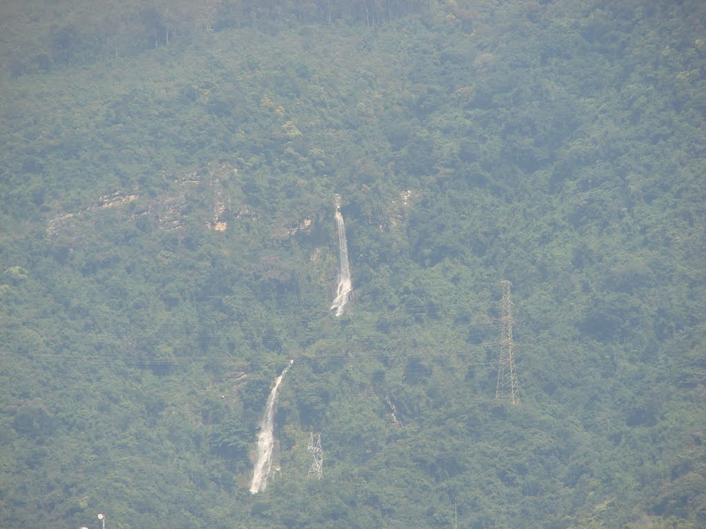 Cascadas de Agua en El Avila. by Ernesto Lorenzo