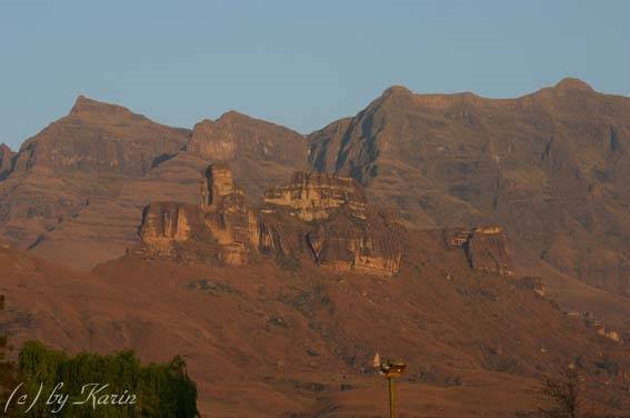 Drakensberge im Morgenlicht by Karin und Gerd Kadne…