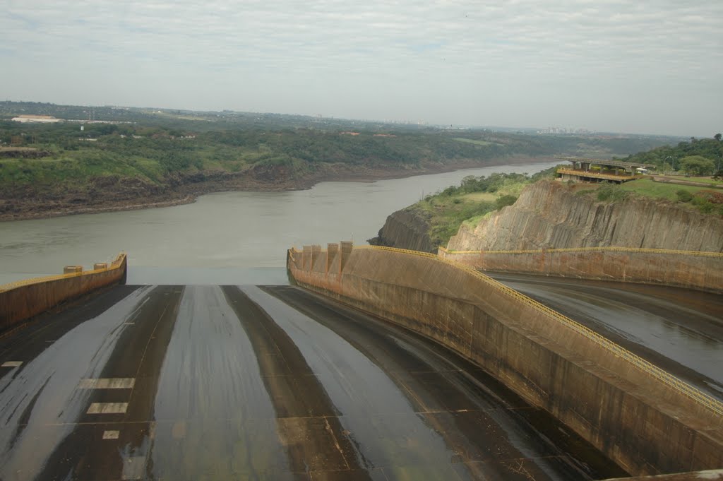 Itaipu Dam by SANKARS