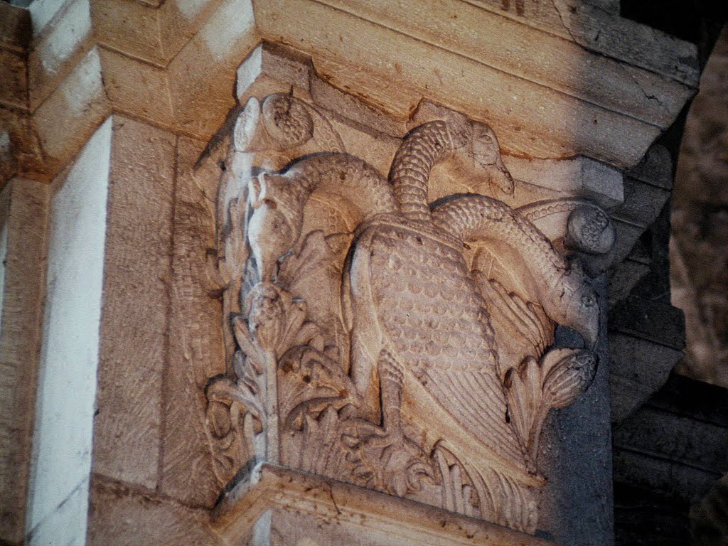 Autun, Kathedrale Saint-Lazare 1990 - Kapitell "Vogel mit drei Köpfen" by Wensky