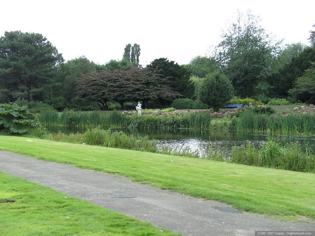 Duck Pond at Zuiderpark - Den Haag by guppy_34