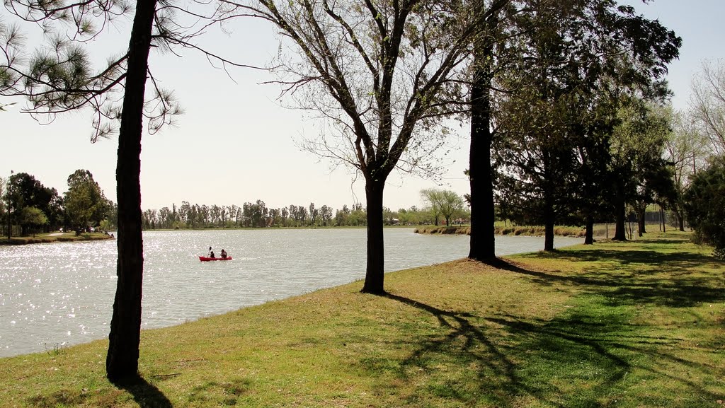 Canoa en el lago by Carlos Nicolás Garcí…