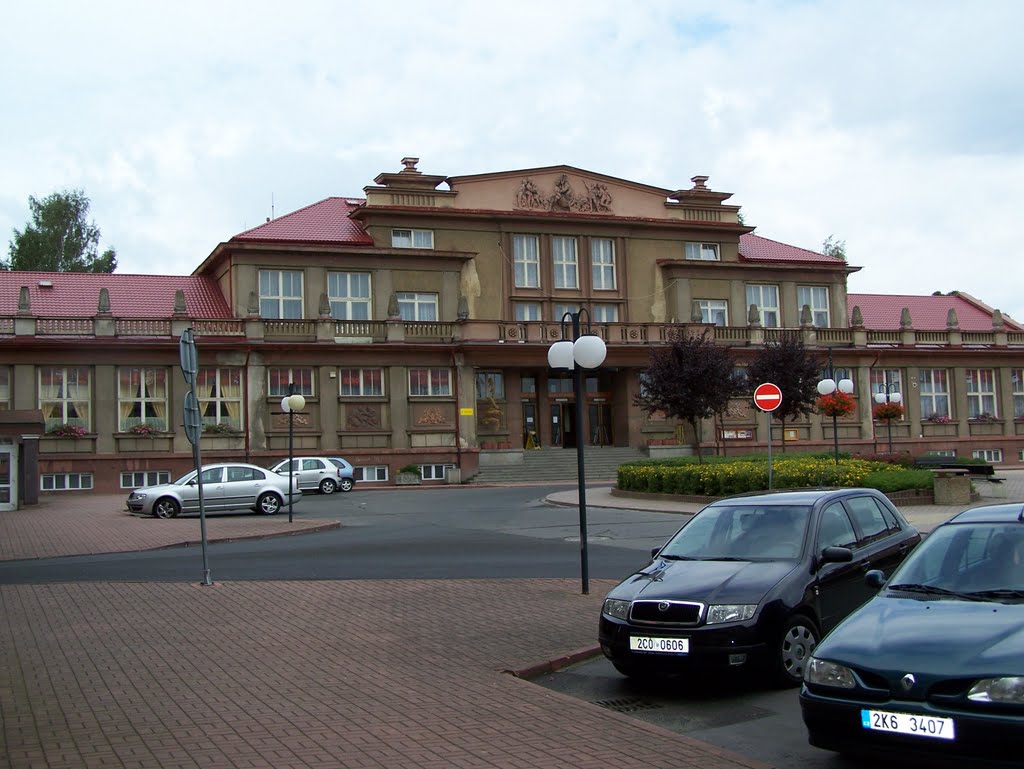 HORNÍ SLAVKOV (CZ) - Nová část H.Slavkova je ve znamení brutálního socialistického realismu. Kulturní středisko na náměstí by lujerista