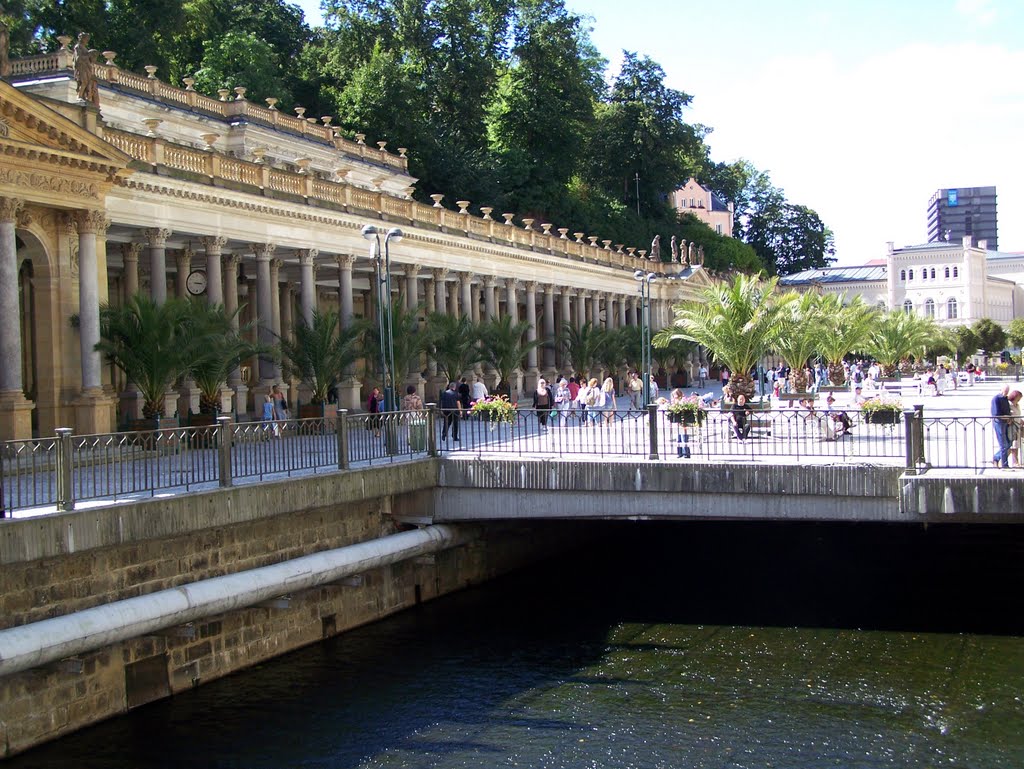 KARLOVY VARY (CZ) - Mlýnská kolonáda od jihu (v pozadí Thermal) by lujerista