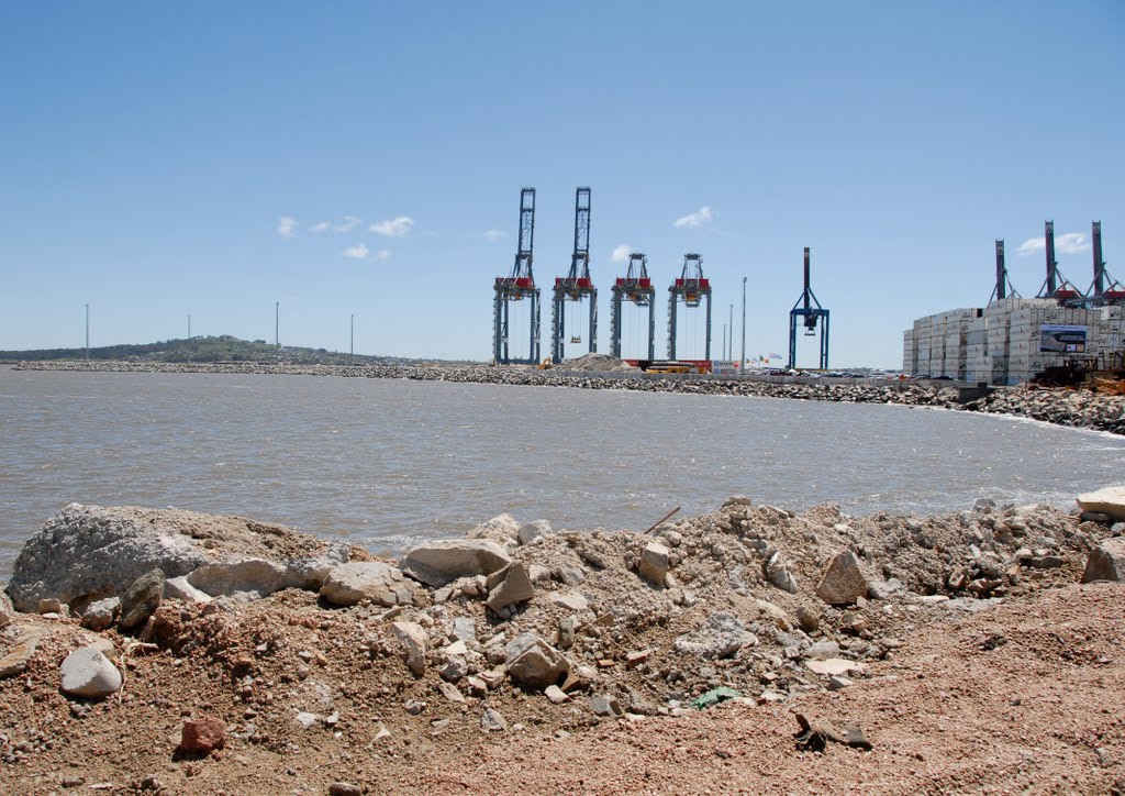 Gruas en el Puerto de Montevideo by Andrés Franchi Ugart…