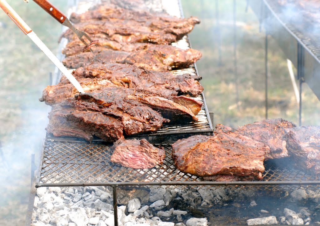 En el predio de exposiciones de la Asociación Rural del Uruguay en el Prado de Montevideo, se realizó El Asado Mas Grande del Mundo, batiendo el Record Guinness que poseía México; se asaron 12.000 kilos de carne, en 1.500 metros de parrilla by Andrés Franchi Ugart…