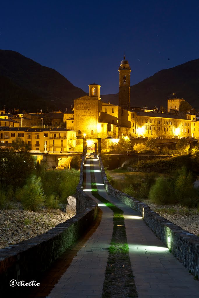 Bobbio, ponte Gobbo: passi di luce (notturno) by etioetio