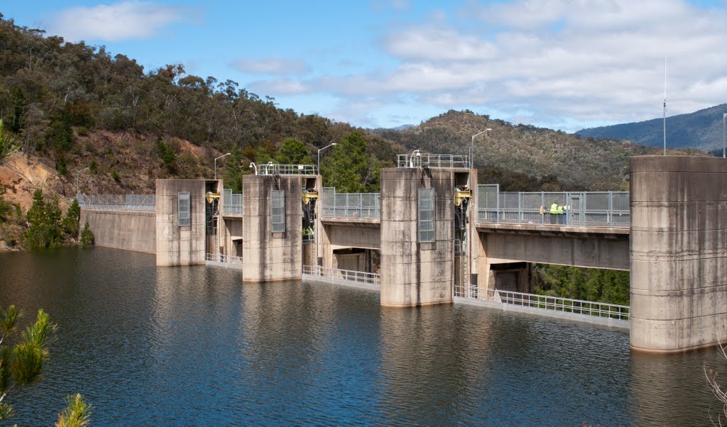 Eildon - water near top of spillway gates by bob.schorer