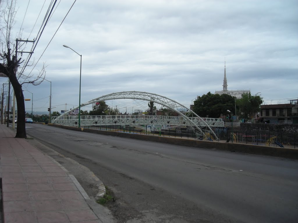 Puente peatonal sobre el Malecón by 51Pin