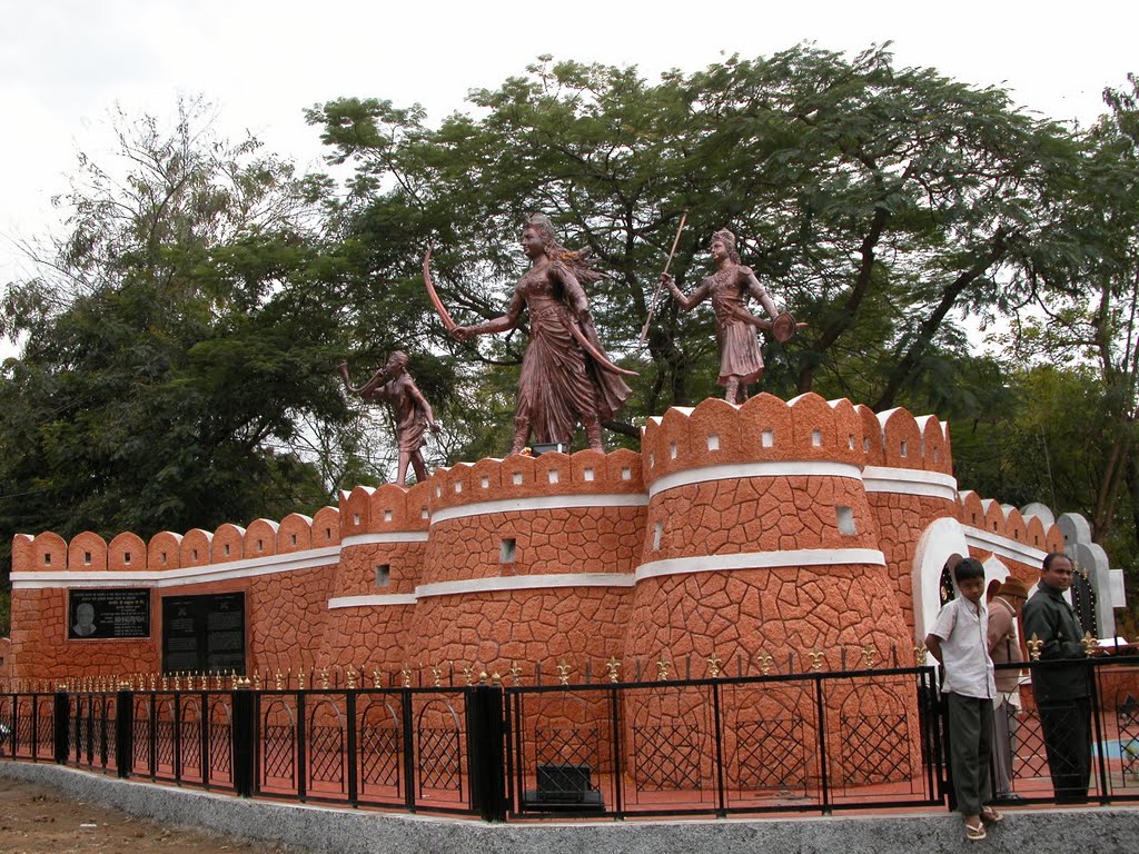 Rani Durgawati statue at Mandla, India by jagdishchandra