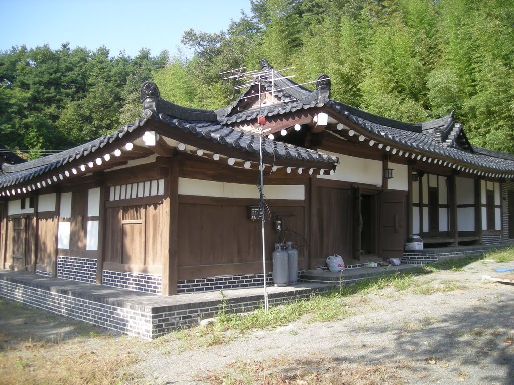 In Dong Park's family country home in Yangyang by retrospro