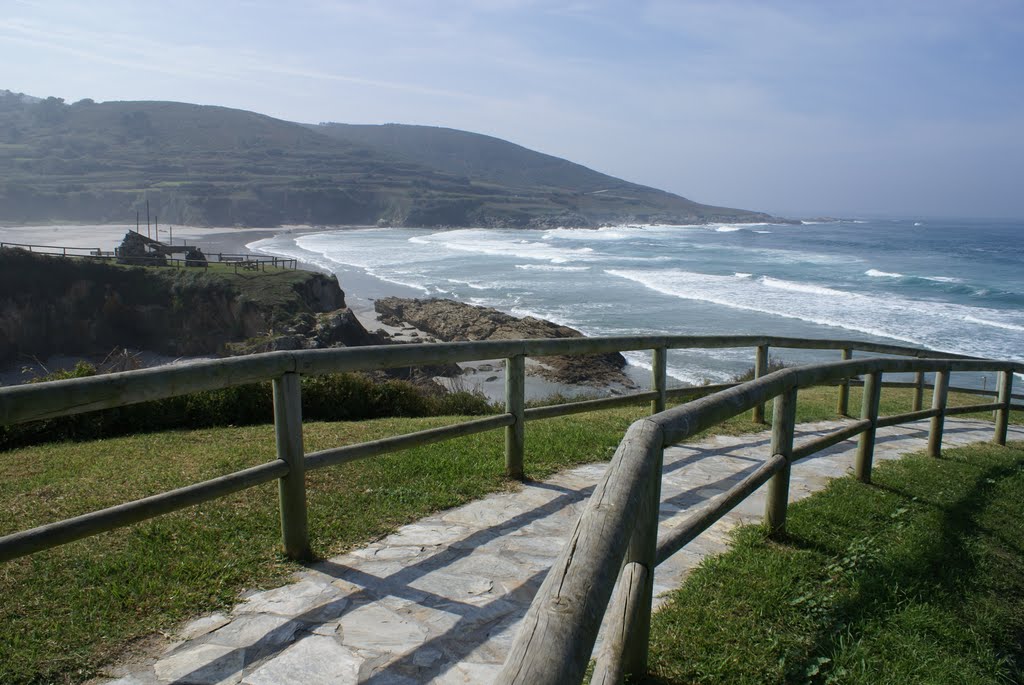 Bajada a la playa desde el paseo marítimo de Caión by Mar de Caión