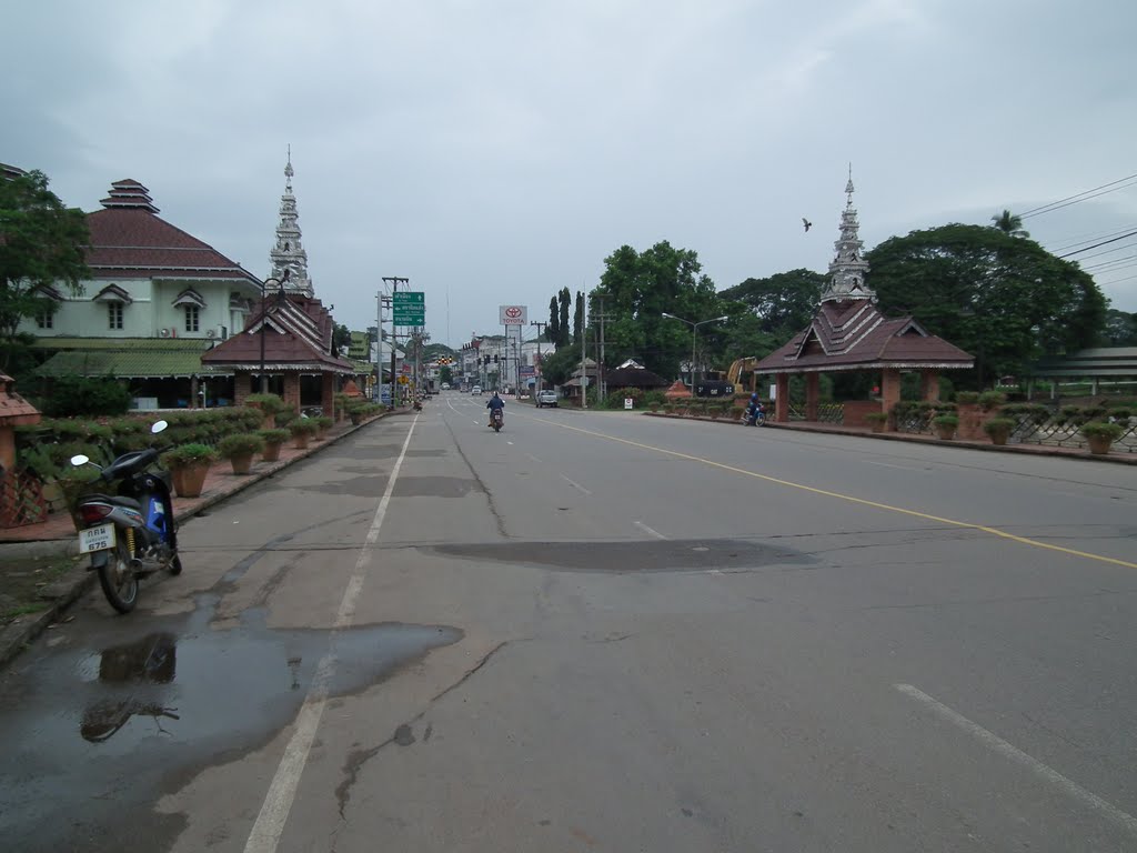 Khun Loom Pra Phart Road by pr8ngkiet