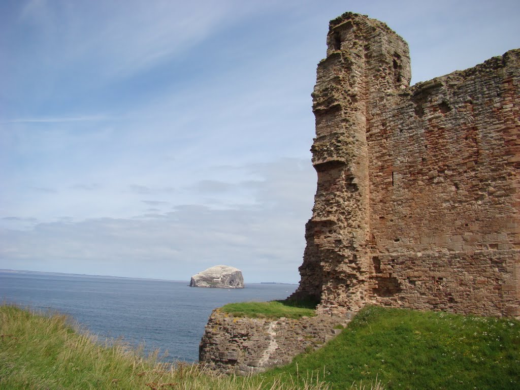 Tantallon Castle & Bass Rock by Ge Nielissen