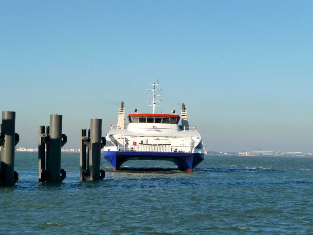 Breskens De Westerschelde aankomst Swath veerboot De Prins Willem-Alexander by joeri Goossens