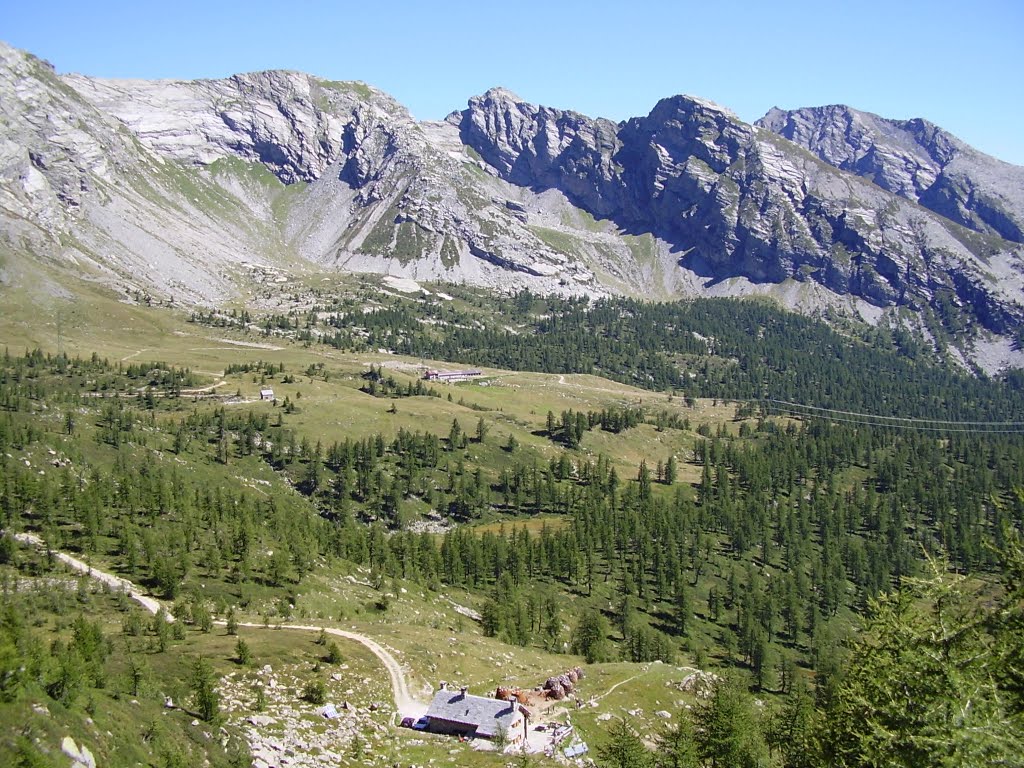 Il rifugio di Gattascosa e la conca di S.Bernardo. by Montecchiari Bruno