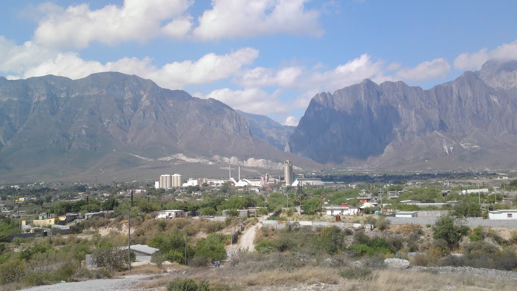 Potrero Chico y la cementera, Hidalgo N.L. entre montañas by Víctor Isaí