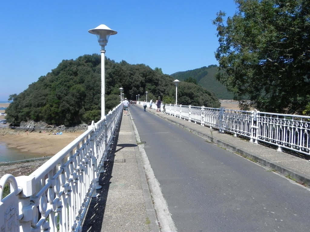 Pasarela de la isla deTxatxarramendi en Busturia , Pais Vasco, España.( Estepa 32 ). by Estepa32