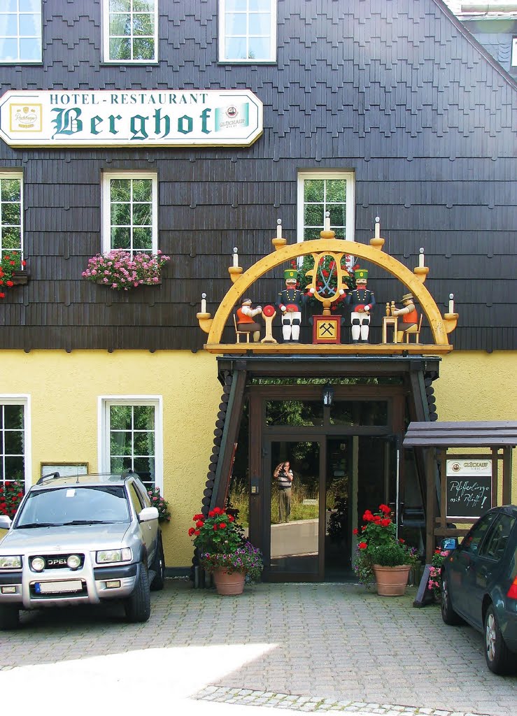 Seiffen - Hotel "Berghof" (Hoteleingang) by Rudolf Henkel