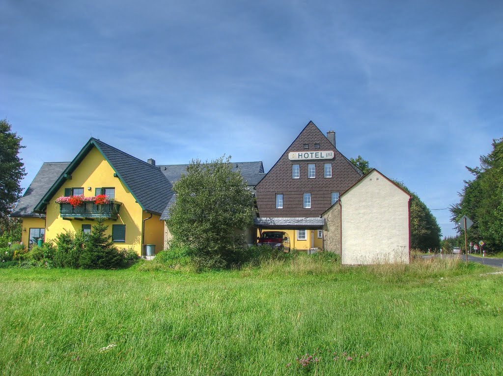 Seiffen - Blick zum Hotel "Berghof" by Rudolf Henkel