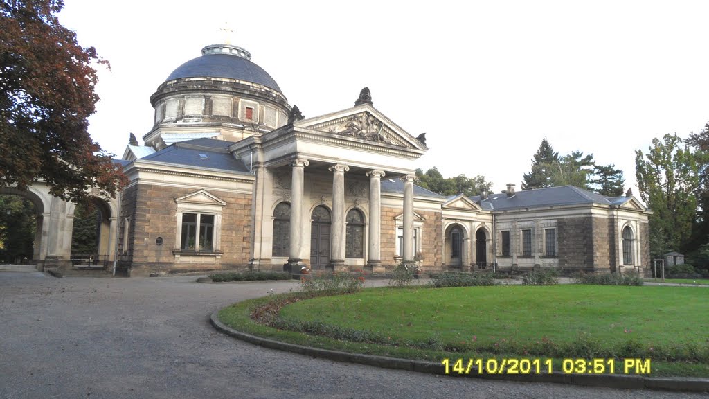 Trauerhalle und Funktionsgebäude des Johannisfriedhofes by Helmut Herzig