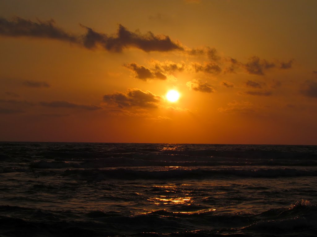 Neve Yam, the beach at twilight 2, Israel by ‫יוסף אבן כסף‬‎