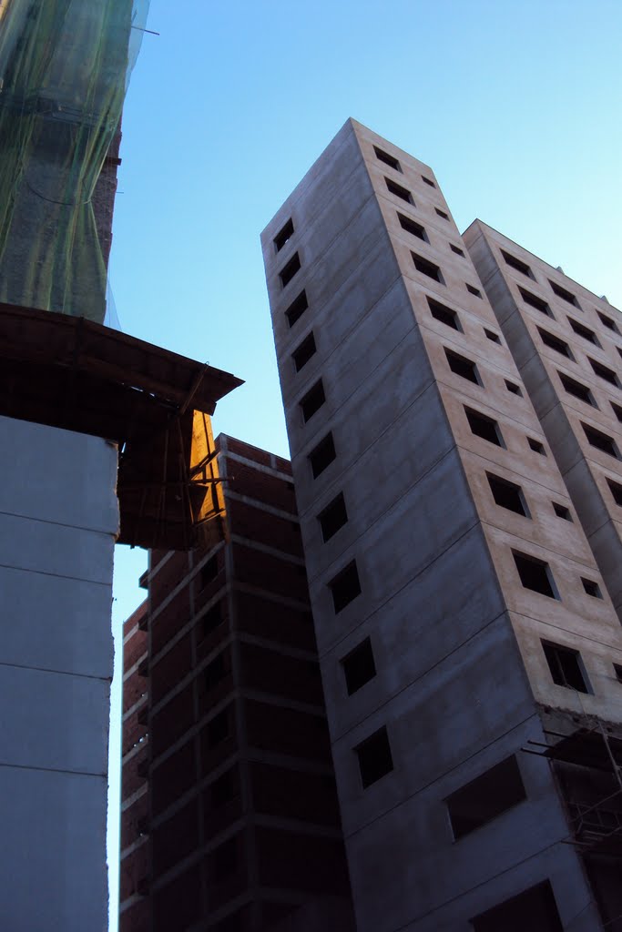 Construções na rua dos estudantes - Crescimento vertical by Artur Vicosa