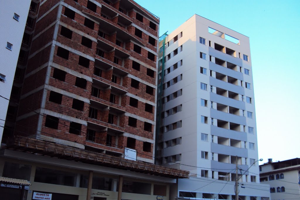 Construções na rua dos estudantes - Crescimento vertical by Artur Vicosa