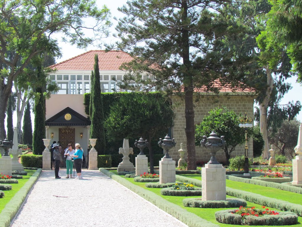 The Shrine of Bahá'u'lláh, located in Bahjí near Acre 12, Israel, by ‫יוסף אבן כסף‬‎