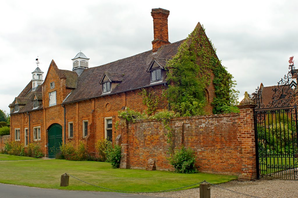 Different view of Packwood House by Chuckels