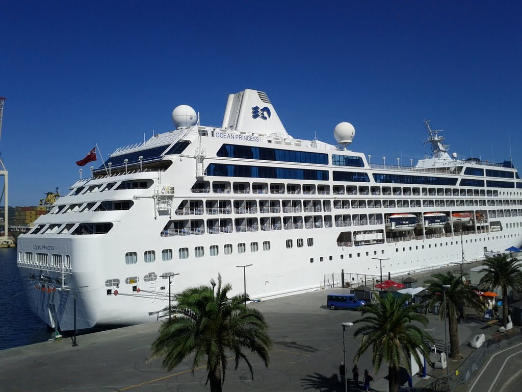 Turist boat in Koper by Marko McLion