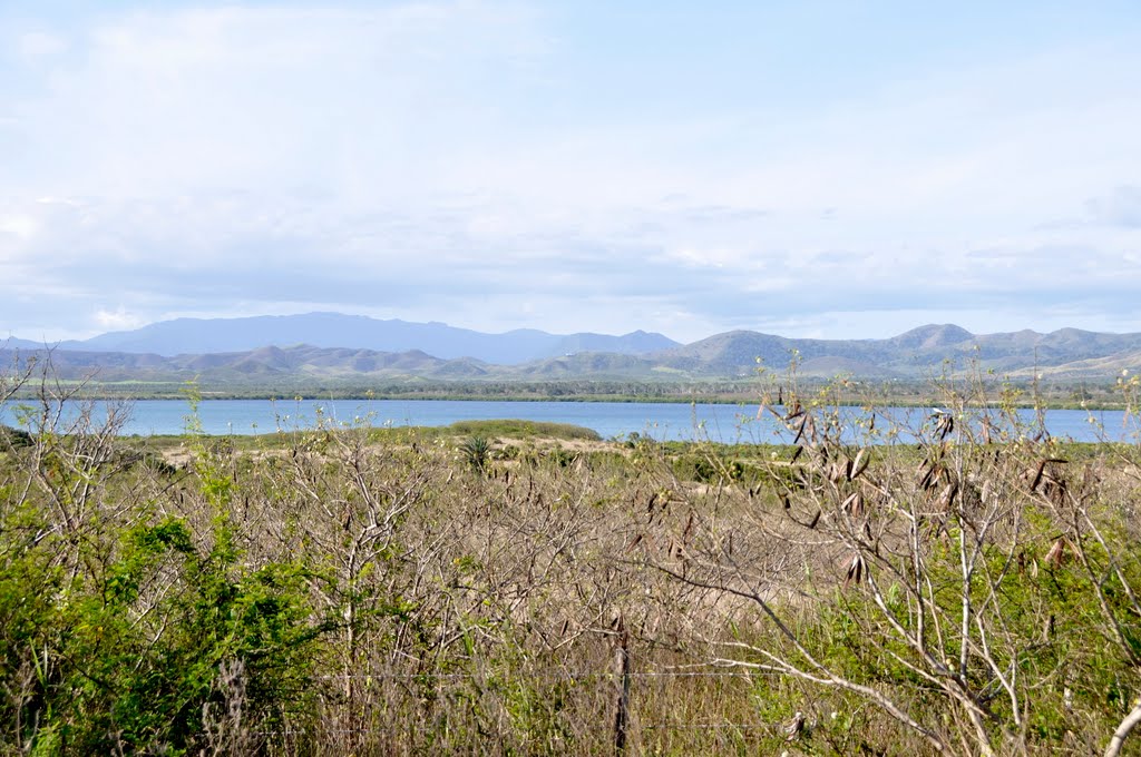 La baie de Ouano vers la ferme aquacole by claude marceluc